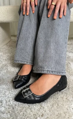 Hot Ballerina - The Reason Why  - Black Loafers & Ballerinaer