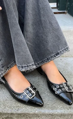 Hot Ballerina - The Reason Why  - Black Loafers & Ballerinaer