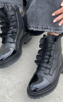 Online Støvle - Pretty - Black Patent Støvler