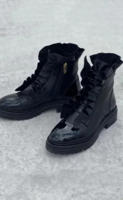 Online Støvle - Pretty - Black Patent Støvler