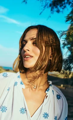 Hot Bluse - Didi - Brilliant White w. Deep Ultrama Bluser