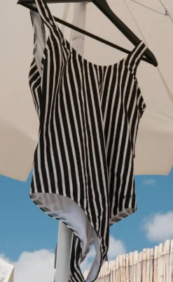 Hot Badedragt - Stripe Swim - Black Badetøj