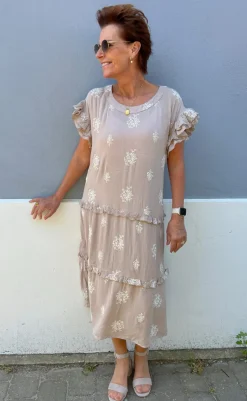 New Ina Copenhagen Kjole - Dalila - Camel / White Embroidery Kjoler