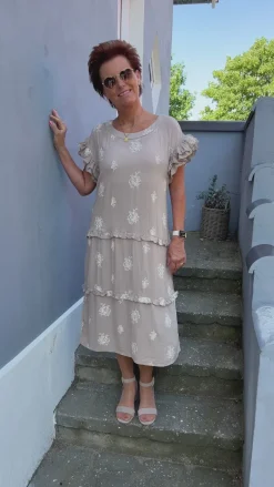 New Ina Copenhagen Kjole - Dalila - Camel / White Embroidery Kjoler