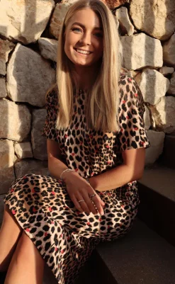 Outlet Liberte Kjole - Alma T-shirt - Lux Leo/Red Heart Kjoler|T-shirts & Toppe