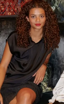 Best Top - Fleur Drapy Satin - Black T-shirts & Toppe