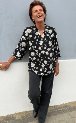 New Bluse - Datia - Black W. Beige Flowers Bluser