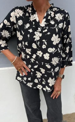 New Bluse - Datia - Black W. Beige Flowers Bluser