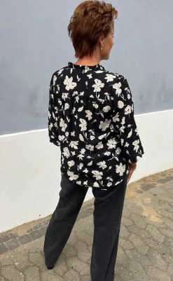 New Bluse - Datia - Black W. Beige Flowers Bluser