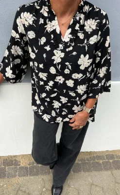 New Bluse - Datia - Black W. Beige Flowers Bluser