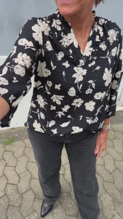 New Bluse - Datia - Black W. Beige Flowers Bluser