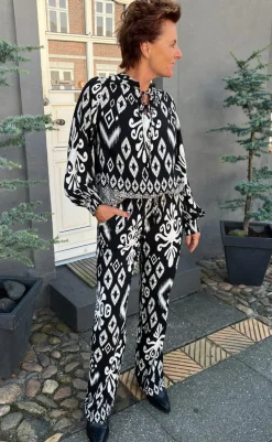 Hot Bluse - Tora - Black/White Paisley Bluser