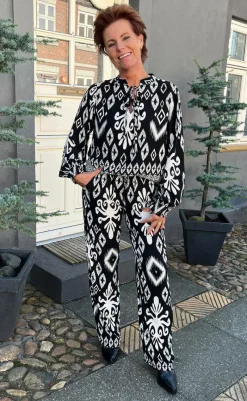 Outlet Bukser - Tora - Black/White Paisley Bukser & Jeans
