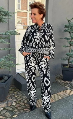 Outlet Bukser - Tora - Black/White Paisley Bukser & Jeans