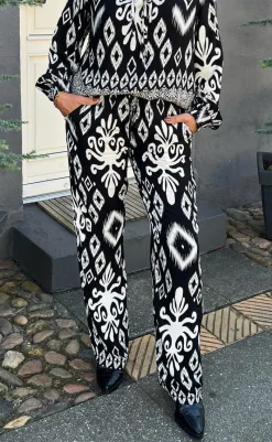 Outlet Bukser - Tora - Black/White Paisley Bukser & Jeans