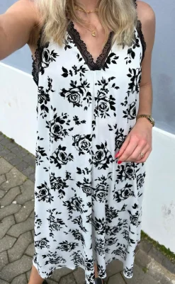 New Kjole - Nellie - White / Black Roses Kjoler