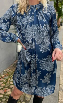 Outlet Kjole - Hazel - Navy Blue Flower Kjoler