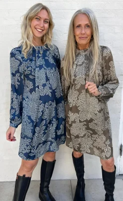 Outlet Kjole - Hazel - Navy Blue Flower Kjoler