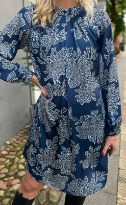 Outlet Kjole - Hazel - Navy Blue Flower Kjoler