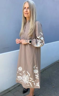 Outlet Kjole - Tilde - Light Brown W. Embroidery Kjoler