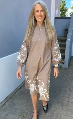 Outlet Kjole - Tilde - Light Brown W. Embroidery Kjoler