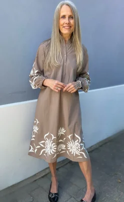 Outlet Kjole - Tilde - Light Brown W. Embroidery Kjoler