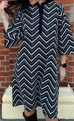 New Kjole - Zara Zig Zag - Black W. White Kjoler