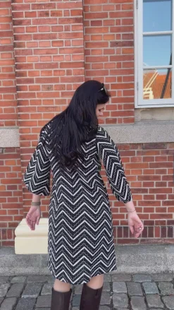 New Kjole - Zara Zig Zag - Black W. White Kjoler
