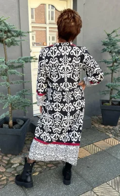 Kjole - Tia - Black W. White Print Kjoler