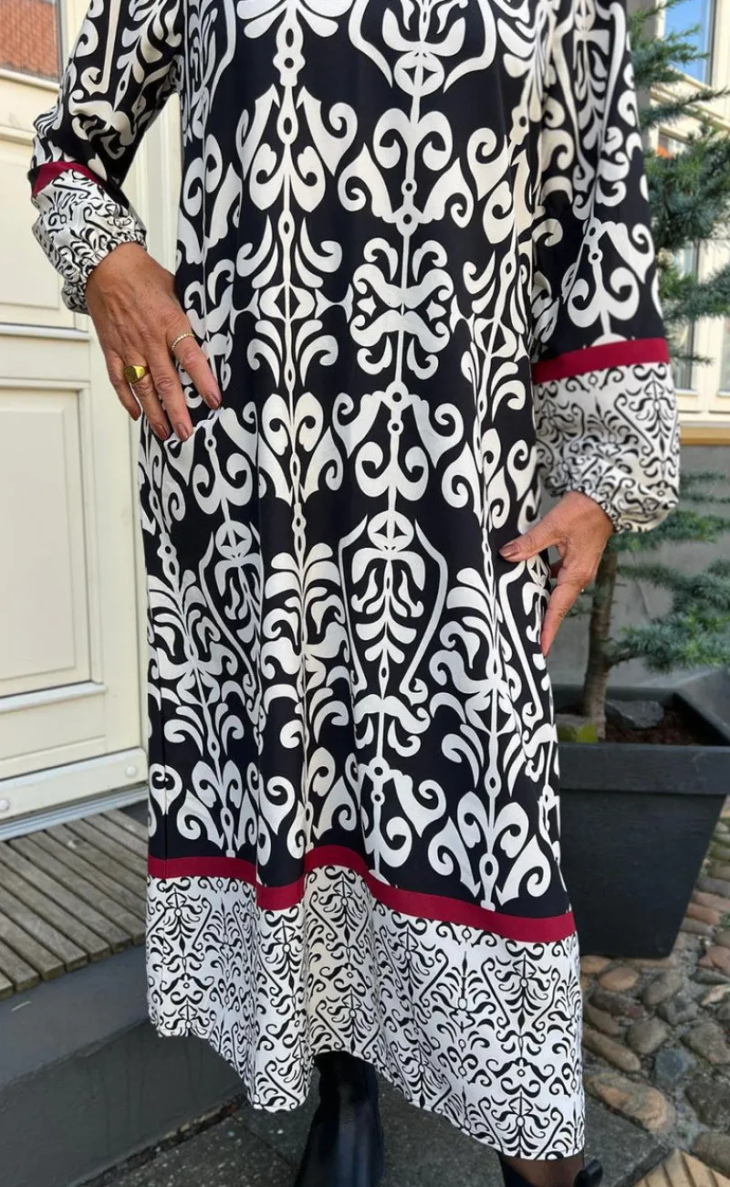 Kjole - Tia - Black W. White Print Kjoler
