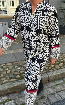 Kjole - Tia - Black W. White Print Kjoler