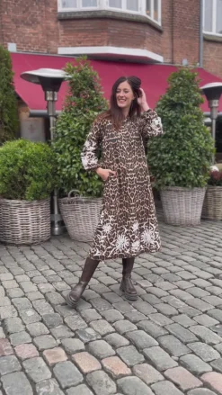 Hot Kjole - Tilde Long - Leopard W. Embroidery Kjoler