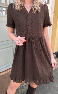 Hot Kjole - Catja Summer - Mocca Broderie Anglaise Kjoler