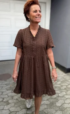 Hot Kjole - Catja Summer - Mocca Broderie Anglaise Kjoler