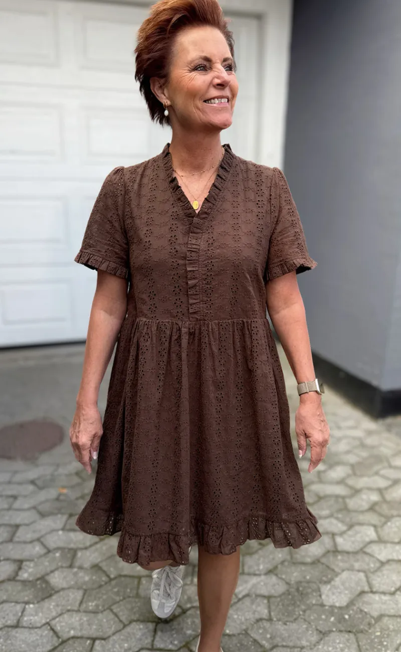 Hot Kjole - Catja Summer - Mocca Broderie Anglaise Kjoler