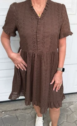 Hot Kjole - Catja Summer - Mocca Broderie Anglaise Kjoler