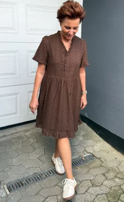 Hot Kjole - Catja Summer - Mocca Broderie Anglaise Kjoler