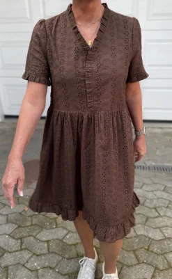 Hot Kjole - Catja Summer - Mocca Broderie Anglaise Kjoler