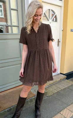 Hot Kjole - Catja Summer - Mocca Broderie Anglaise Kjoler