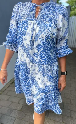 Outlet Kjole - Vanessa - White / Blue Paisley Kjoler