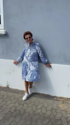 Outlet Kjole - Vanessa - White / Blue Paisley Kjoler