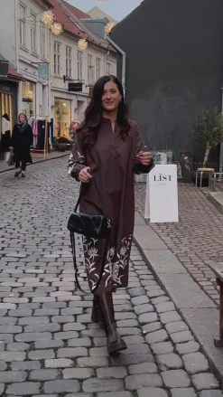 New Kjole - Tilde Long - Chocolate Brown W. Embroidery Kjoler