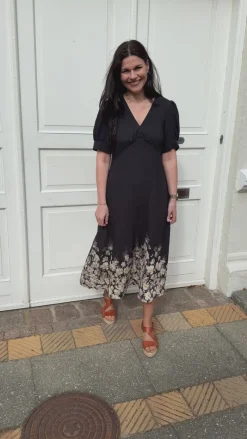 Hot Kjole - Mirabelle - Black W. Flowers Kjoler