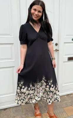Hot Kjole - Mirabelle - Black W. Flowers Kjoler