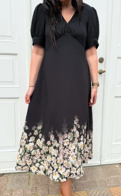Hot Kjole - Mirabelle - Black W. Flowers Kjoler