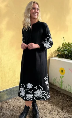 Clearance Kjole - Tilde Long - Black W. Embroidery Kjoler