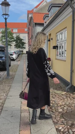 Clearance Kjole - Tilde Long - Black W. Embroidery Kjoler