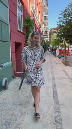 New Kjole - Camilla - White/Blue Flower Kjoler