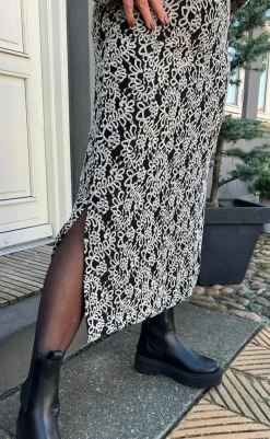 Discount Kjole - Lanza - Black W. White Paisley Kjoler