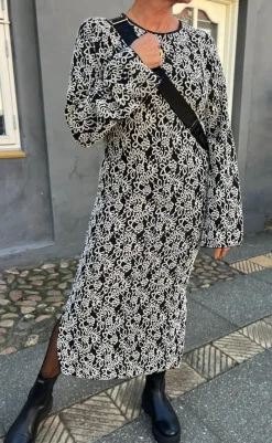 Discount Kjole - Lanza - Black W. White Paisley Kjoler